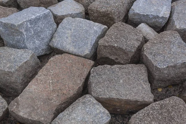 Куча больших серых плиточных камней — стоковое фото