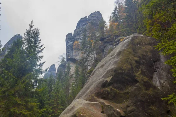 Nationaal Park van Tsjechië Teplice schommelt. Rotsstad. — Stockfoto