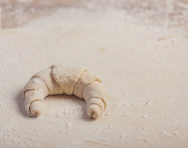 Fazendo croissant tradicional — Fotografia de Stock