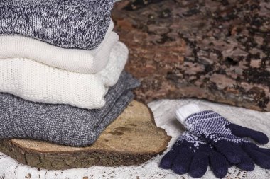 Ahşap arka plan üzerinde elbise örgü