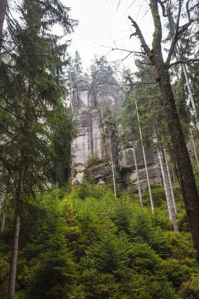 Nationaal Park van Tsjechië Teplice schommelt. Rotsstad. — Stockfoto