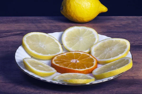 Vintage foto, Fatias de limão e laranja deitado no velho fundo de madeira rústica — Fotografia de Stock