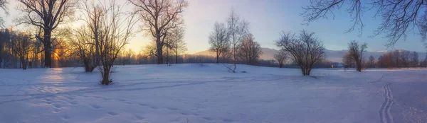 Winterwunderland im Morgenlicht des Sonnenaufgangs — Stockfoto