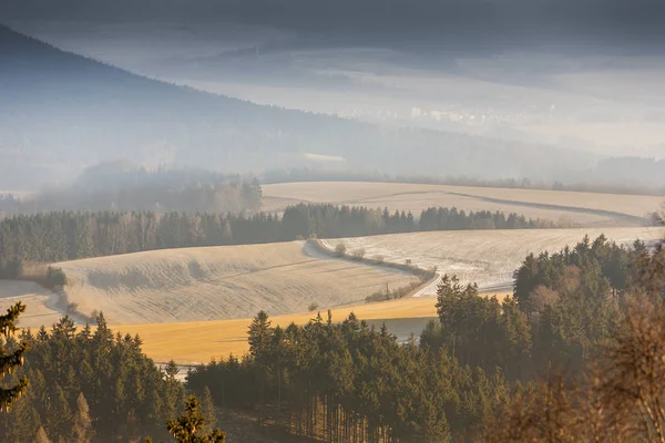 Winterlandschaft aus Feldern und Bergen — Stockfoto