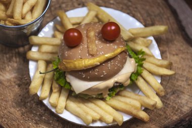 Taze patates kızartması, lezzetli mutlu burger arka plan ile fiş