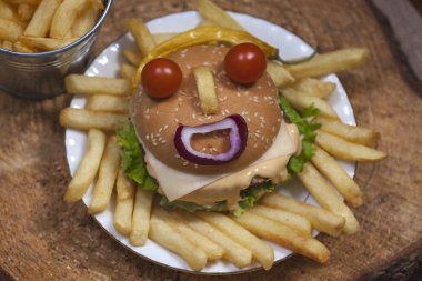 Taze patates kızartması, lezzetli mutlu burger arka plan ile fiş