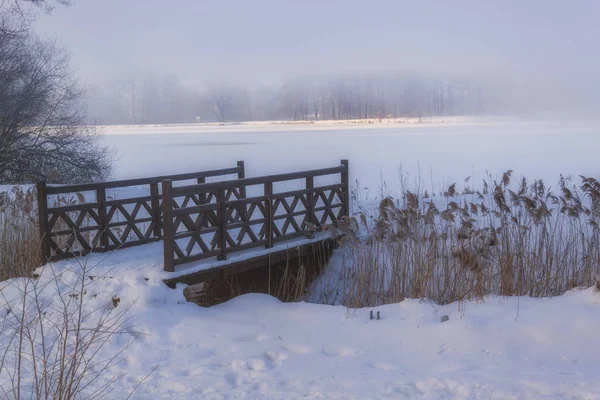 Winterwunderland im Morgenlicht des Sonnenaufgangs — Stockfoto