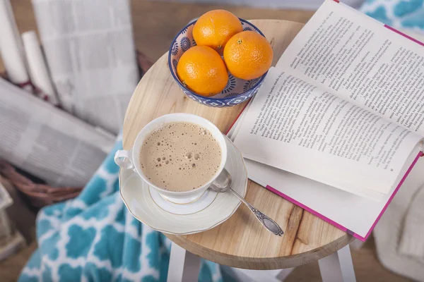 Still life detaljer, mysiga koncept, varm ljus, kaffe, tidning — Stockfoto