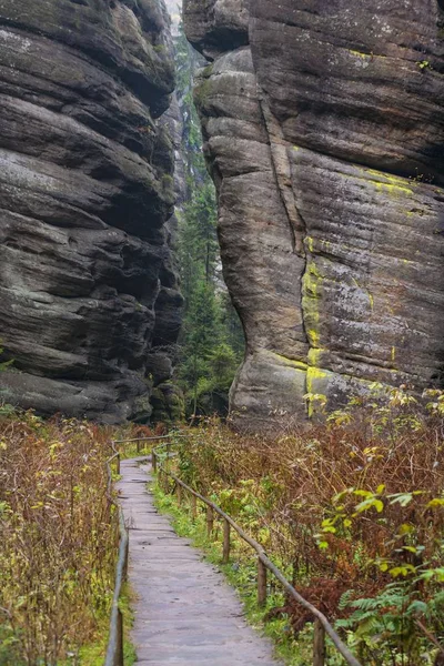 Nationaal Park van Tsjechië Teplice schommelt. Rotsstad. — Stockfoto