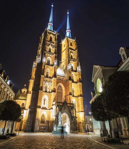 Catedral de Wroclaw vista através da Ponte Tumski, Catedral de São João Batista de Wroclaw, Wroclaw, Polônia — Fotografia de Stock