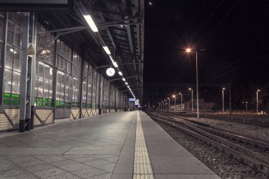 Wroclaw bölgesindeki gece, Polonya - tren istasyonu