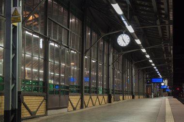 Wroclaw bölgesindeki gece, Polonya - tren istasyonu