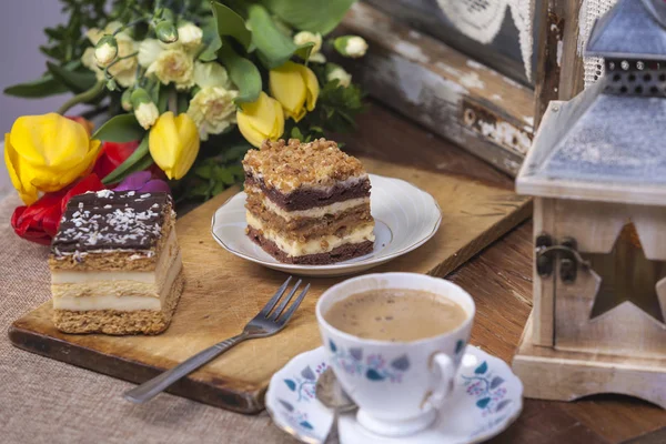 Bolo saboroso e flores — Fotografia de Stock