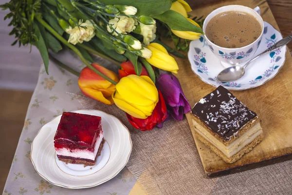 Bolo saboroso e flores — Fotografia de Stock