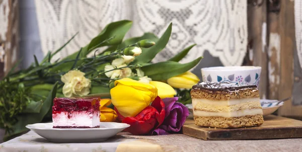 Sabroso pastel y flores — Foto de Stock