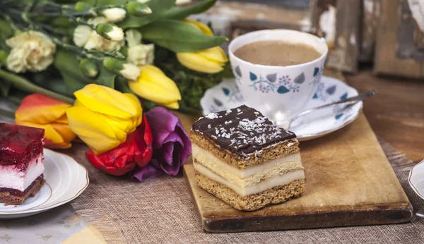 Bolo saboroso e flores — Fotografia de Stock