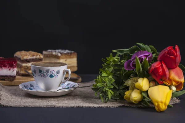 Bolo saboroso e flores — Fotografia de Stock