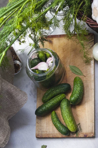 Voorbereiding voor het beitsen van komkommers — Stockfoto