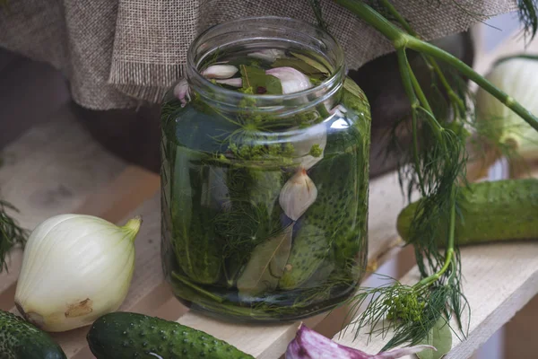 Voorbereiding voor het beitsen van komkommers — Stockfoto
