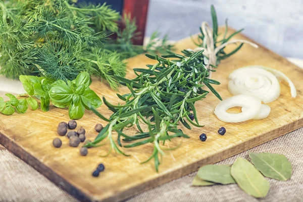 Bos van groene geurende rozemarijn op houten achtergrond — Stockfoto