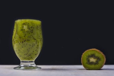 smoothies ve masanın üzerine taze meyve