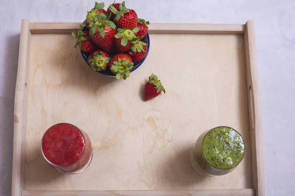 Smoothies e frutas frescas na mesa — Fotografia de Stock