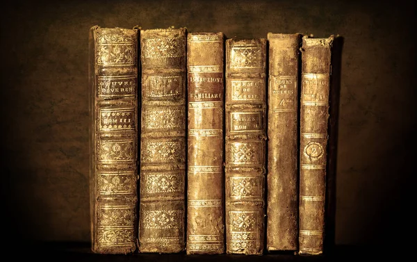 Bir Tablo Üzerinde Eski Kitap — Stok fotoğraf