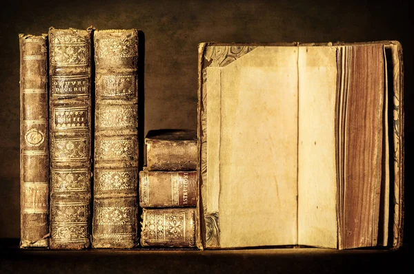 Old Book Table — Stock Photo, Image