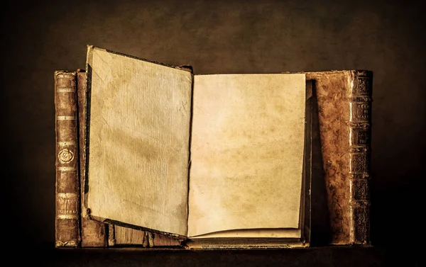 Bir Tablo Üzerinde Eski Kitap — Stok fotoğraf