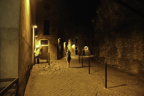 Vrouw Rome Straat Nachts Rome Lazio Italië — Stockfoto
