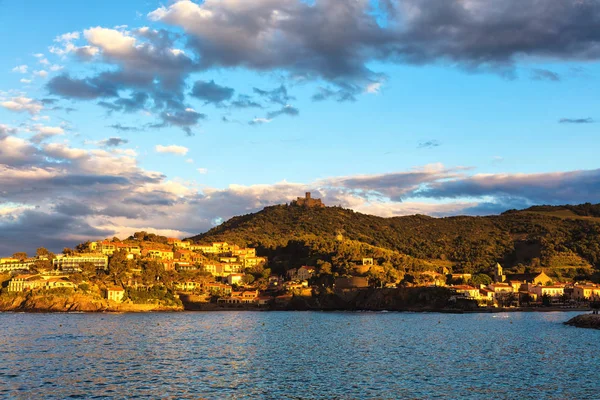 Βίλα Collioure Ανεμόμυλο Στην Κορυφή Του Λόφου Roussillon Ακτή Βερμιλιόν — Φωτογραφία Αρχείου