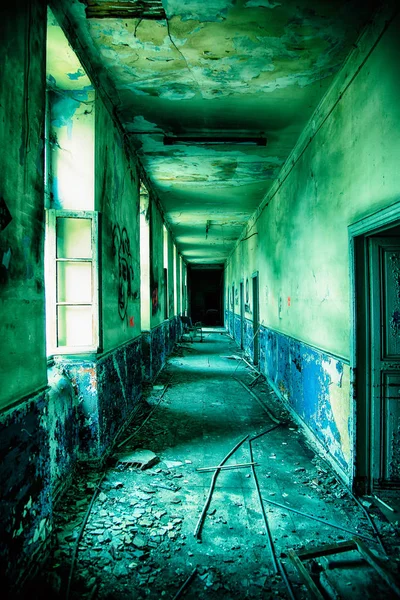 Korytarz Opuszczonego Szpitala Psychiatrycznego — Zdjęcie stockowe