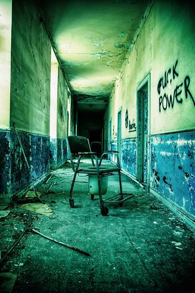 Terk Edilmiş Bir Akıl Hastanesinin Koridoru — Stok fotoğraf