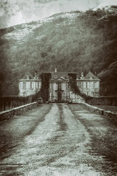 Opuszczona Rezydencja Górach — Zdjęcie stockowe