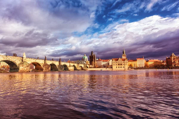 Vista del Puente de Carlos, Vltava y Museo, Ciudad Vieja (Stare Mesto), Praga, Bohemia, República Checa, Europa — Foto de Stock