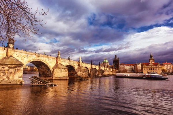 Widok Mostu Karola, Wełtawy i Muzeum, Stare Miasto, Praga, Czechy, Europa — Zdjęcie stockowe