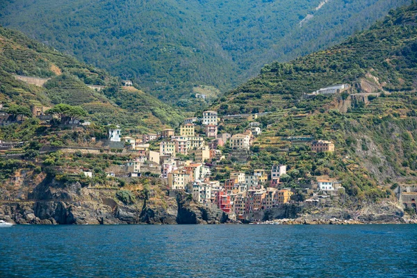 イタリアのリグーリア州Manarola August 2018 海からの村の景色 — ストック写真