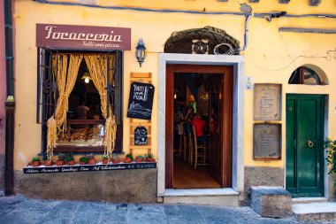 Portovenere, Cinque Terre, Liguria, İtalya - 09 Ağustos 2018 - Foracceria sokak dükkanının manzarası