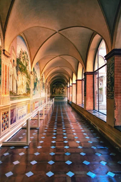 モンテ オリヴェート マッジョーレ シエナ トスカーナ州 イタリア 2018年8月17日 アスカノ修道院のフレスコ画で飾られた回廊 — ストック写真