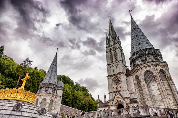 Lourdes Czerwiec 2019 Krzyż Chrześcijański Tle Bazyliki Matki Bożej Różańcowej — Zdjęcie stockowe