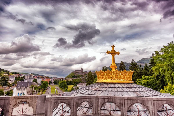 Lourdes Czerwiec 2019 Krzyż Chrześcijański Tle Bazyliki Matki Bożej Różańcowej — Zdjęcie stockowe