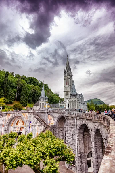 Lourdes Czerwiec 2019 Krzyż Chrześcijański Tle Bazyliki Matki Bożej Różańcowej — Zdjęcie stockowe