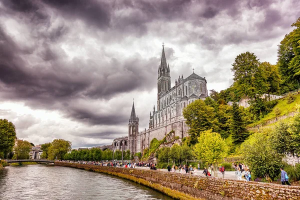 Lourdes Czerwca 2019 Widok Jaskinię Katedrę Zamek Pielgrzymów Sanktuarium Lourdes — Zdjęcie stockowe