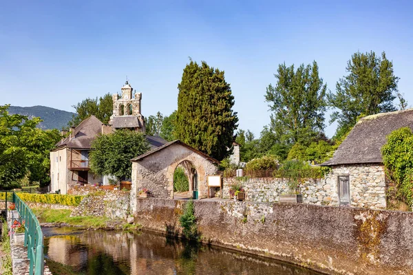 Kilátás Folyó Hídjára Falu Templomára Audressein Arige Megyében Pireneusokban Occitanie — Stock Fotó