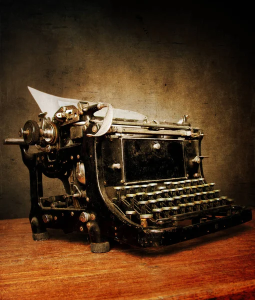 Παλιά Γραφομηχανή Ένα Τραπέζι — Φωτογραφία Αρχείου
