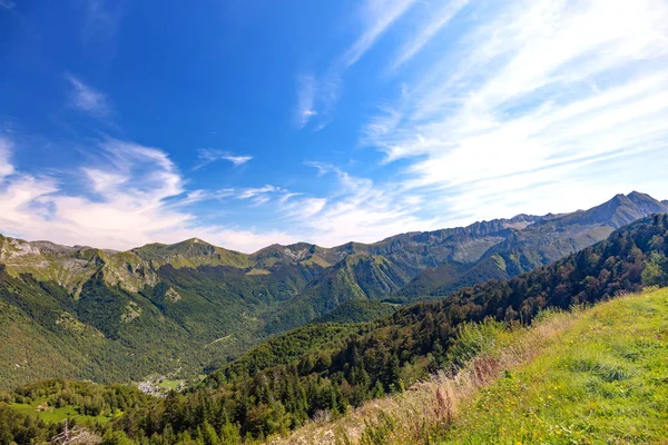 夏にはスキー場Guzet雪の周りの風景 斜面や山々の景色 Couserans Pyrenees Ustou Valley Arige Occitanie フランス — ストック写真