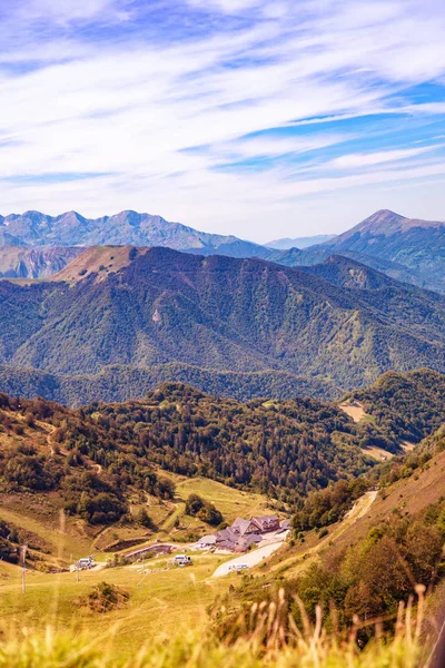 夏にはスキー場Guzet雪の周りの風景 斜面や山々の景色 Couserans Pyrenees Ustou Valley Arige Occitanie フランス — ストック写真