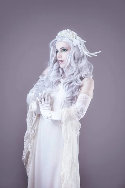 Retrato Uma Jovem Princesa Vestido Branco — Fotografia de Stock