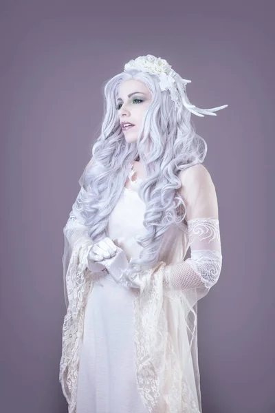 Retrato Uma Jovem Princesa Vestido Branco — Fotografia de Stock