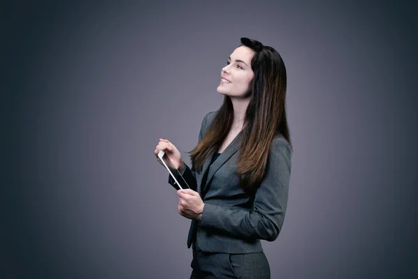 若い実業家の肖像 彼女の手のタッチパッド — ストック写真